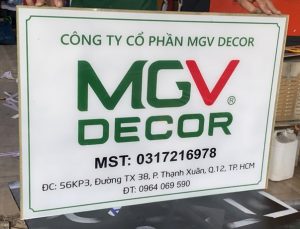 Biển tên công ty chất liệu mica trắng