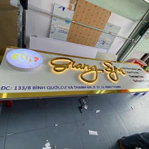 Bảng hiệu đẹp giúp cửa hàng nổi bật giữa khu dân cư Bình Thạnh
